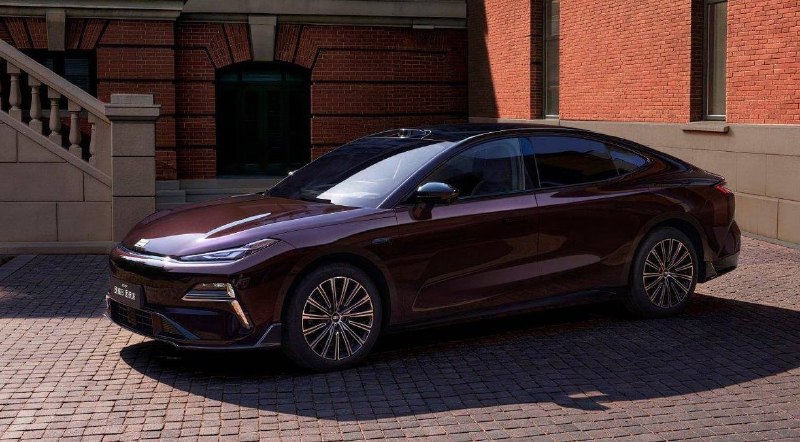 Geely вывела на рынок новый гибридный седан