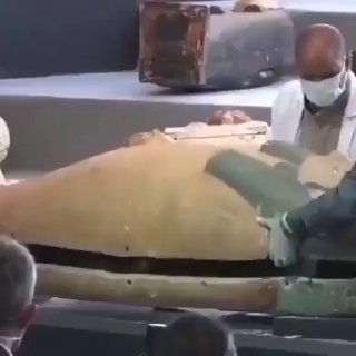 Archaeologists have made a groundbreaking discovery in the necropolis of Saqqara, 20 miles south of Cairo: they unveiled an ancient Egyptian tomb carved into rock over 4,000 years ago with remarkable treasures in itThis is a Second Dynasty child burial.Science and facts💡