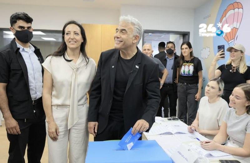 🇮🇱 יאיר לפיד ורעייתו הצביעו בתל אביב. ראש האופוזיציה יאיר לפיד הגיע יחד עם רעייתו ליהי לקלפי ליד ביתם בתל…