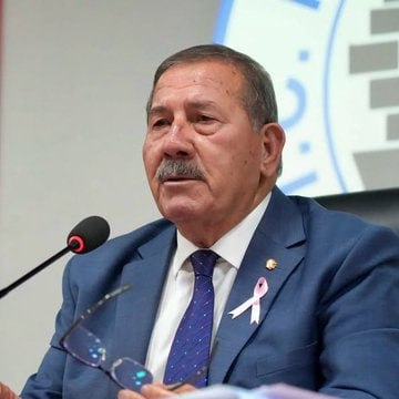 ראש עיריית מילאס פבז'י טופוז, שנעצר באשמת "הקמת ארגון לביצוע פשעים, זיוף מסמכים רשמיים ולקיחת שוחד", הושעה…