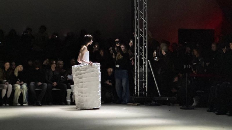 Непросто рассматривать работу дизайнеров, когда пристально наблюдаешь за прическами моделей 🌝Питерские стилисты показали большое количество распущенных волос с косами и взлохмаченные текстурыНепросто рассматривать работу дизайнеров, когда пристально наблюдаешь за прическами моделей 🌝Питерские стилисты показали большое количество распущенных волос с косами и взлохмаченные текстуры