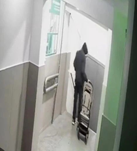 האב לעתיד גנב עגלת תינוק כדי לתת לאשתו תושב רחוב זפארינה דיווח למשטרה על העגלה הנעדרת. לאחר עיון בצילומי טל…