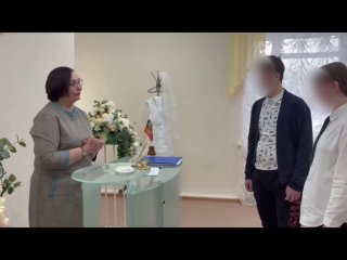 Российских детей и подростков начали массово водить на экскурсии в ЗАГСы, где с ними проводят игрушечные свадьбыДетсадовцев, школьников и студентов по всей России начали водить на экскурсии в ЗАГСы, во время которых устраивают имитацию свадьбы, обратила вн