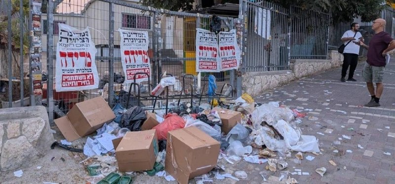 חרדים תוקפים את מרכז הקלפיות בבית שמש במחאה על ההשתתפות בבחירות החדשות שלנו.הוא
