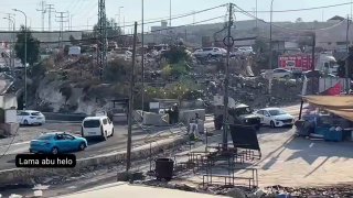 כוחות הכיבוש כופים גז ופצצות קול וממשיכים לסגור את הכניסות לעיירה חיזמה, מצפון מזרח לירושלים הכבושה.