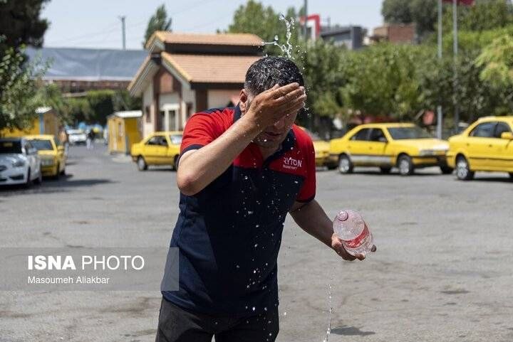 کرج آنلاین/پایگاه خبری پرتو: 🔹کرج خنک میشودحقیآبی مدیرکل هواشناسی البرز:🔹امروز و فردا بیشینه دمای هوا در کرج به ۴۰ درجه میرسد.🔹روز جمعه ۳۰ مرداد د