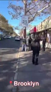 יורק. גבר הודבק לעמוד לאחר שנתפס מדבר עם קטינים עם מכנסיו למטה. אפשר לומר שזהו מאסר שלא כדין, ואפשר לשאול כ…