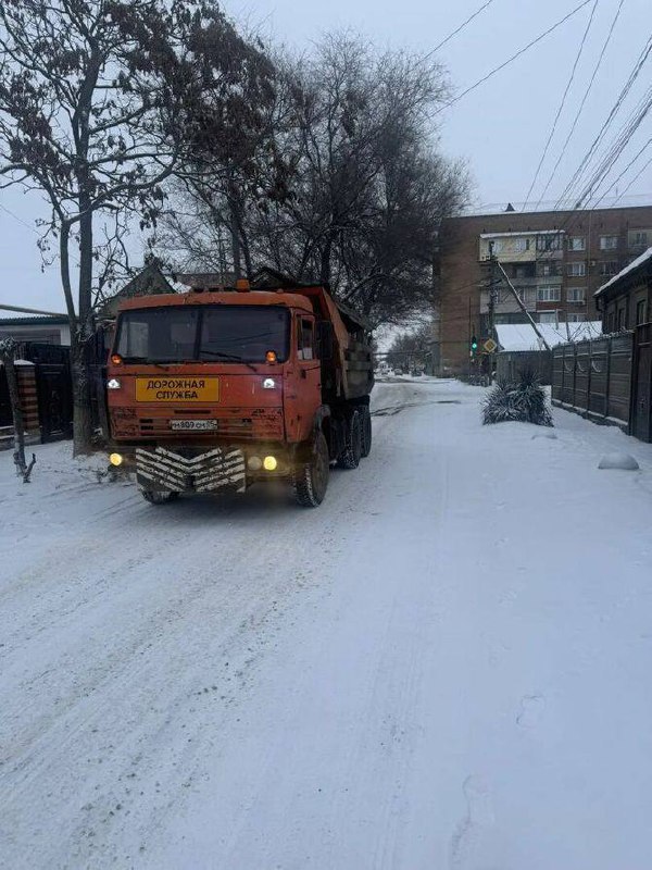В Кизляре продолжается борьба с гололедицей фото