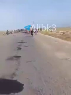 הכוחות הנאמנים לאמירויות מעליבים את הנמלטים מהכוחות הנאמנים לסעודיה, ואחד החברים אומר: "הו החות'ים, טיל עלי…