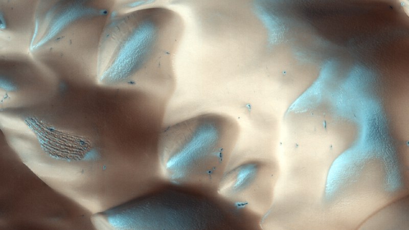 Astronauts, grab your skis!Frost-covered dunes on the surface of Mars (© NASA/JPL-Caltech/UArizona)
