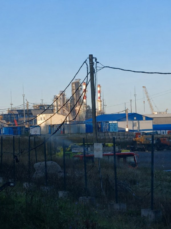 ❗️Ukrainian drones attacked Russia’s Ust-Luga port in Leningrad region, with preliminary reports indicating damage to the Novatek and EuroChem terminals and a fire at the port. Regional authorities claimed 51 UAVs had been downed. Meanwhile, NATO Baltic Air Policing fighters were scrambled over Latvia, where one fighter shot down a foreign UAV. Latvia’s defense ministry said the drone had entered its airspace as a result of Russian electronic warfare.