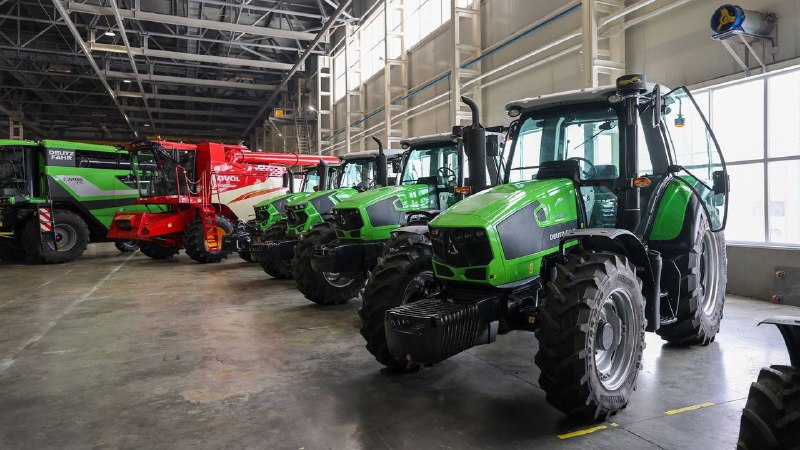 🇰🇿🚗 Қазақстанның автокөлік өнеркәсібі: рекорд қайдан шықты? 💬 «Қазақстанда көлік өндірісі жоқ, бәрін сырттан әкелеміз» - әлеуметтік желілерде мұндай пікірді жиі көруге болады. Ал ресми деректерді тексерсек, 2025 жыл отандық автокөлік өнеркәсібі үшін тарихи рекордпен аяқталғанын көруге болады. 🤔 Қалайша? Қандай зауыттар жұмыс істеп тұр? Бұл өсім ненің есебінен болды? Қарапайым тілмен түсіндіріп көрейік.  Ең алдымен - негізгі сандар «Қазақстан автомобиль одағының» дерегіне сәйкес, 2025 жылы елде 171 144 автокөлік шығарылды және бұл 2024 жылмен салыстырғанда 17,8%-ға артық көрсеткіш. Ал жалпы өндіріс көлемі 2,3 трлн теңгеден асқан. Яғни, автокөлік жасау - жай ғана бір сала емес, экономиканың драйверіне айналып отыр. Автоөнеркәсіп неге маңызды? Бір қызығы, бүгінде автокөлік өнеркәсібі машина жасау саласының 41,7%-ын және өңдеу өнеркәсібінің шамамен 8%-ын құрап отыр. Одан саланың өнеркәсіптік өсімнің негізгі қозғаушы күші мәртебесін сақтап қалғанын аңғарамыз. Қарапайым айтқанда, зауыттағы әрбір шығарылған көлік - жұмыс орны, салық, тапсырыс және қосымша өндіріс деген сөз. Инвестиция қайдан келді? 2025 жылы бұл салаға 113,6 млрд теңге инвестиция тартылған. Бұл қаржы ескі зауыттарды жаңғыртуға, жаңа өндіріс орындарын іске қосуға және автокомпоненттер өндірісін кеңейтуге жұмсалған. Соның нәтижесінде: Алматы мен Қостанайда Astana Motors Manufacturing Kazakhstan және Kia Qazaqstan зауыттары іске қосылды. Жұмыс орындары көбейді Өндірістің өсуі еңбек нарығына да әсер етті. Осылайша, автомобиль өнеркәсібіндегі жұмысшылар саны 11 153-ке дейін артқан. Бұл көрсеткіш 2024 жылмен салыстырғанда 62,2%-ға артық. Яғни, автозауыттар тек көлік шығарумен ғана айналыспай, халықты тұрақты жұмыс орындарымен қамтамасыз етті. Қандай көліктер көп шығарылды? Әдеттегідей, жеңіл автомобильдер саланың ең үлкен үрлесін құрады: • жеңіл көлік — 158 944 бірлік (+19%) • коммерциялық техника — 12 200 бірлік (+8%) Кімдер көш бастап тұр? Өндірушілер арасында Allur (Қостанай) 92 100 көлік бірлігімен көш бастаса,  Hyundai Trans Kazakhstan былтыр 52 040 көлік шығарған. Жаңа Astana Motors Manufacturing Kazakhstan зауыты да оң нәтиже көрсетті. Зауыт іске қосылған соң, алғашқы айларда 15 180 көлік шығарған. Ал, Kia Qazaqstan 2 885 көлікті жинап үлгерген.  Бұдан еліміздегі автокөлік өнеркәсібі саласының қарқынды дамып жатқанын көруге болады. Бұл - өндірісті жергіліктендіру, жеткізу тізбегін дамыту, инвестиция тарту, экспорттық әлеуетті арттыруға бағытталған ұтымды мемлекеттік саясаттың нәтижесі. Өнеркәсіп және құрылыс министрлігі саланың тұрақты өсуін, жоғары қосылған құны бар өнім үлесін арттыруды алдағы жылдары да жалғастыруды көздеп отыр.  💬 Қысқасы, «Қазақстанда автокөлік өндірісі жоқ емес» бар. Тіпті аталған сала былтыр оң нәтиже көрсетіп, ел экономикасының дамуының тағы бір дәлелі болған.🇰🇿🚗 Қазақстанның автокөлік өнеркәсібі: рекорд қайдан шықты? 💬 «Қазақстанда көлік өндірісі жоқ, бәрін сырттан әкелеміз» - әлеуметтік желілерде мұндай пікірді жиі көруге болады. Ал ресми деректерді тексерсек, 2025 жыл отандық автокөлік өнеркәсібі үшін тарихи рекордпен аяқталғанын көруге болады. 🤔 Қалайша? Қандай зауыттар жұмыс істеп тұр? Бұл өсім ненің есебінен болды? Қарапайым тілмен түсіндіріп көрейік.  Ең алдымен - негізгі сандар «Қазақстан автомобиль одағының» дерегіне сәйкес, 2025 жылы елде 171 144 автокөлік шығарылды және бұл 2024 жылмен салыстырғанда 17,8%-ға артық көрсеткіш. Ал жалпы өндіріс көлемі 2,3 трлн теңгеден асқан. Яғни, автокөлік жасау - жай ғана бір сала емес, экономиканың драйверіне айналып отыр. Автоөнеркәсіп неге маңызды? Бір қызығы, бүгінде автокөлік өнеркәсібі машина жасау саласының 41,7%-ын және өңдеу өнеркәсібінің шамамен 8%-ын құрап отыр. Одан саланың өнеркәсіптік өсімнің негізгі қозғаушы күші мәртебесін сақтап қалғанын аңғарамыз. Қарапайым айтқанда, зауыттағы әрбір шығарылған көлік - жұмыс орны, салық, тапсырыс және қосымша өндіріс деген сөз. Инвестиция қайдан келді? 2025 жылы бұл салаға 113,6 млрд теңге инвестиция тартылған. Бұл қаржы ескі зауыттарды жаңғыртуға, жаңа өндіріс орындарын іске қосуға және автокомпоненттер өндірісін кеңейтуге жұмсалған. Соның нәтижесінде: Алматы мен Қостанайда Astana Motors Manufacturing Kazakhstan және Kia Qazaqstan зауыттары іске қосылды. Жұмыс орындары көбейді Өндірістің өсуі еңбек нарығына да әсер етті. Осылайша, автомобиль өнеркәсібіндегі жұмысшылар саны 11 153-ке дейін артқан. Бұл көрсеткіш 2024 жылмен салыстырғанда 62,2%-ға артық. Яғни, автозауыттар тек көлік шығарумен ғана айналыспай, халықты тұрақты жұмыс орындарымен қамтамасыз етті. Қандай көліктер көп шығарылды? Әдеттегідей, жеңіл автомобильдер саланың ең үлкен үрлесін құрады: • жеңіл көлік — 158 944 бірлік (+19%) • коммерциялық техника — 12 200 бірлік (+8%) Кімдер көш бастап тұр? Өндірушілер арасында Allur (Қостанай) 92 100 көлік бірлігімен көш бастаса,  Hyundai Trans Kazakhstan былтыр 52 040 көлік шығарған. Жаңа Astana Motors Manufacturing Kazakhstan зауыты да оң нәтиже көрсетті. Зауыт іске қосылған соң, алғашқы айларда 15 180 көлік шығарған. Ал, Kia Qazaqstan 2 885 көлікті жинап үлгерген.  Бұдан еліміздегі автокөлік өнеркәсібі саласының қарқынды дамып жатқанын көруге болады. Бұл - өндірісті жергіліктендіру, жеткізу тізбегін дамыту, инвестиция тарту, экспорттық әлеуетті арттыруға бағытталған ұтымды мемлекеттік саясаттың нәтижесі. Өнеркәсіп және құрылыс министрлігі саланың тұрақты өсуін, жоғары қосылған құны бар өнім үлесін арттыруды алдағы жылдары да жалғастыруды көздеп отыр.  💬 Қысқасы, «Қазақстанда автокөлік өндірісі жоқ емес» бар. Тіпті аталған сала былтыр оң нәтиже көрсетіп, ел экономикасының дамуының тағы бір дәлелі болған.