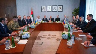 Axios: делегации России, Украины и США на переговорах в Абу-Даби «выглядели почти как друзья»После переговоров в Абу-Даби в Вашингтоне настроены оптимистичны и считают, что сторонам удалось встать на путь, который позволит сократить разногласия России и Ук