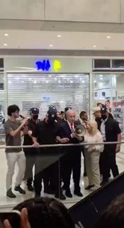 נתניהו עובר למרכז מסחרי בבית שמש בירושלים , ומפציר בבוחרים להשתתף בהצבעה.