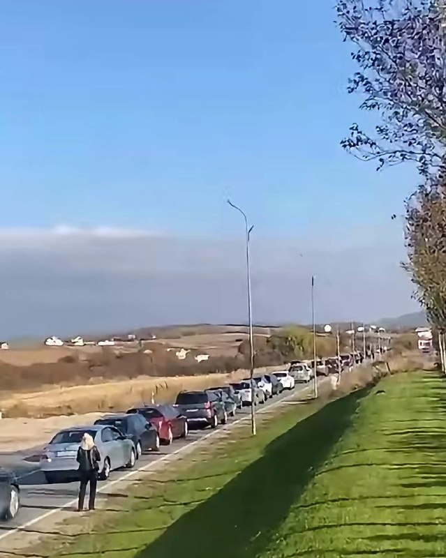 תורים ארוכים במעברים האדמיניסטרטיביים של ג'ארין וברנג'ק, כמו גם במקומות ההצבעה לסרבים מקוסובו ומטוהיג'ה תור…