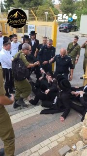 🇮🇱 הבוקר בפיקוד המרכז בירושלים - מפגינים חרדים מוחים נגד הגיוס וחוסמים את הכניסה לבסיס.