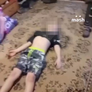 Отец года найден в подмосковном Одинцово — многодетный батя кинул кухонный нож с метровой высоты в живот своему сыну для проверки пресса и научил девятилетнюю дочь ходить по битому стеклу.По данным Mash, 53-летний экстремал живёт в подмосковных Жаворонках 