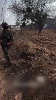 תניח את הנשק שלך ופנה אלי." פלסטיני מבוגר מאתגר חייל ישראלי מול עמיתיו בעיירה טורמוס איה, צפונית לרמאללה בג…