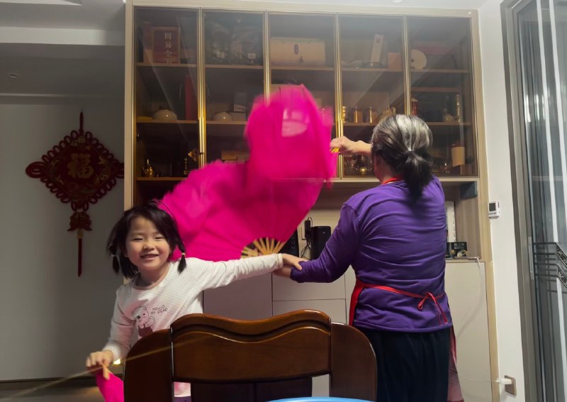 小妹毛豆像一个“陪伴型机器人”，虽然有时因为精力爆棚、孩童声音过尖而过于闹腾，被爷爷辣评“粘刺刺蜂”，但孩子的童真又能弥补老人的空虚，比小猫更活泼，更有陪伴感