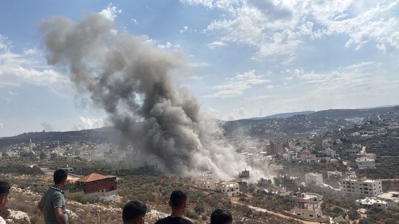 כוחות ישראל של ישראל פוצצו את בתיהם של העצורים הפלסטינים איברהים עבדול כרים דאוד וזכריה מוחמד דאוד בעיירה ב…