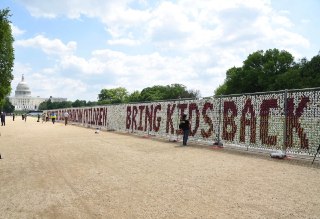 В Вашингтоне выставили 20 тысяч плюшевых мишек в поддержку детей, вывезенных Россией из УкраиныАкция в США. На Национальной Аллее США в центре Вашингтона разместили инсталляцию с 20 тысячами плюшевых мишек. Они символизируют детей, которых Россия вывезла и