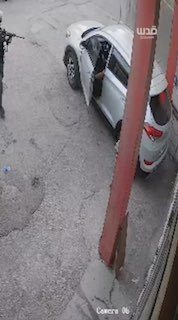 חיילי הכיבוש זורקים פצצה לעבר צעירים בתוך רכבם במחנה קלנדיה, צפונית לירושלים הכבושה.