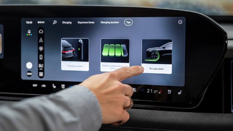 Audi решила вернуть на место привычные физические кнопки на руле. 3