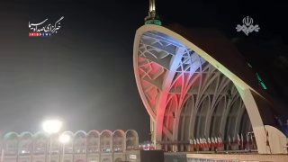 קהל במסגד ממתין ל"גופו הזוהר של האימאם ההרוג"