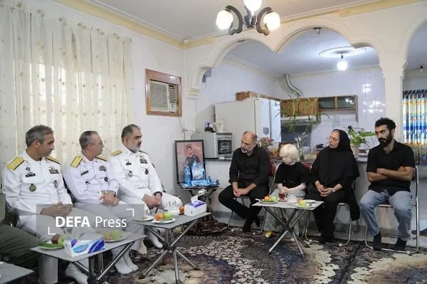 خبرگزاری دفاع مقدس: 💢دیدار دریادار ایرانی با خانواده شهید جاویدالاثر «عماد هرمزی» 🔸امیر دریادار شهرام ایرانی، فرمانده نیروی دریایی ارتش جمهو