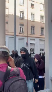 Today the riots started again at the high school in Lyon.