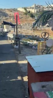 הכיבוש ממשיך לסגור את הכניסה לעיירה ענתא, מצפון מזרח לירושלים הכבושה.