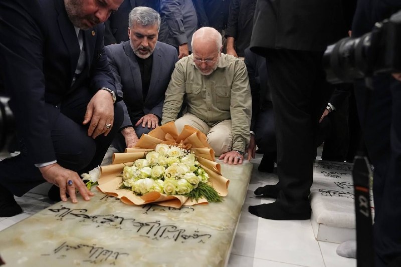خبرگزاری فارس ✔: 🎥 تجلیل قالیباف از خانواده شهدای مقاومت عراق در حملات سعودی-آمریکایی @Farsna📷 حضور قالیباف بر مزار شهید ابومهدی المهندس@