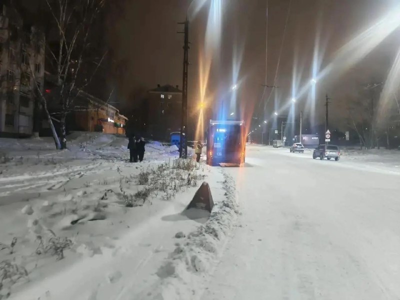 אוטובוס טרולי פגע בפנסיונר בן 78 לאחר שיצא מהסלון בברצק. האישה סבלה מפגיעות ראש ואושפזה בבית החולים. על ההג…