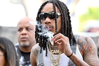 Американского рэпера Wiz Khalifa объявили в розыск в Румынии по делу о наркотиках, сообщает Adevarul. В 2024 году Wiz Khalifa задержали в Румынии из-за курения марихуаны на сцене во время фестиваля. Суд назначил рэперу штраф в 796 долларов, но прокуратура 
