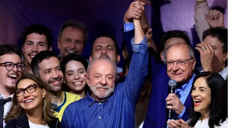 לולה דה סילבה הפכה לנשיא ברזיל לואיז אינאציו לולה דה סילבה ניצח את יריבו הימני, פלמיניו בולסונארו, בסיבוב ה…