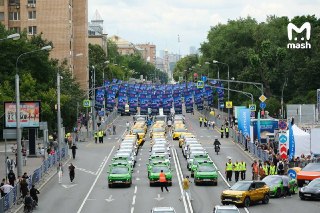 Главные везунчики последней недели собрались в центре Москвы — на второй ежегодный электрофестиваль.Больше 5 тысяч безбензиновых участников парада вчера проехали по Садовому кольцу, похвастались своими бричками на электротяге и мотоциклами. Покрасовались, 