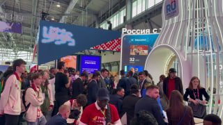 Стенд "Россия с тобой" от Россотрудничества на фестивале молодёжи в Екатеринбурге стал одной из главных стихийных точек притяжения.Кроме возможности поделиться своими проектами, на стенде постоянно происходит какая-то активность. Сейчас наибольший интерес 