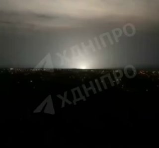 לאחר פיצוץ נוסף בדנייפרופטרובסק, הבזק בהיר האיר את השמיים. חשמל כבה באזורים מסוימים בעיר. הירשם MAX הזן שלנ…