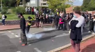 למרות שהממשלה אוסרת על הפגנות, במספר ערים בצרפת - ליון, פאו, בורדו ומונפלייה המצב הולך ומסלים וההפגנות הופכ…