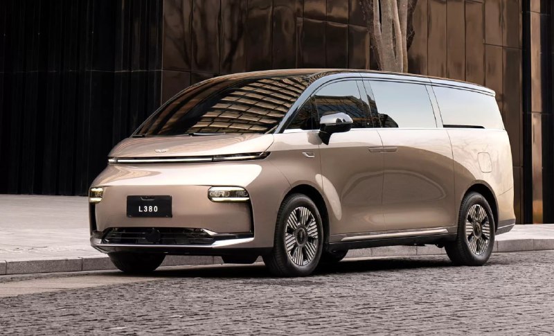 Geely готовит флагманский минивэн Galaxy V900 3