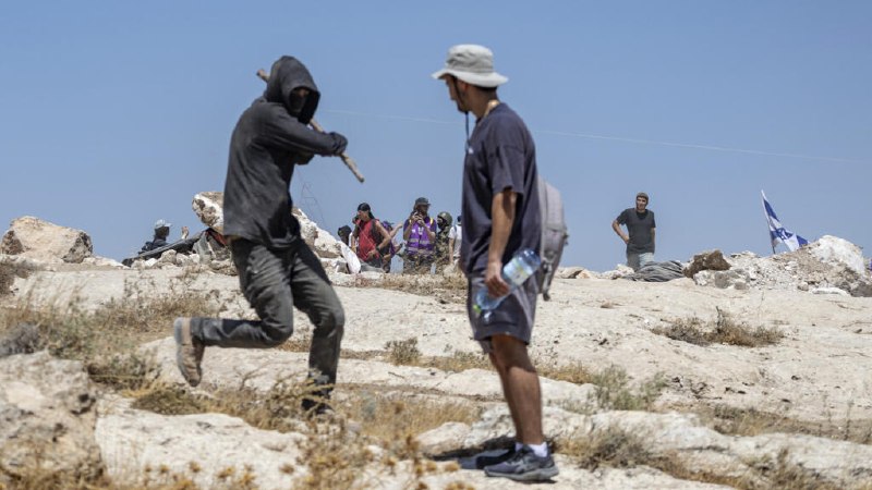 מונעים מאמונה, פעילים עומדים מול יהודים אחרים כדי להגן על הפלסטינים