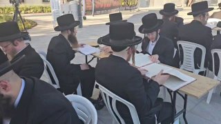 מחאת ויז'ניץ בירושלים: אברכים לומדים תורה מול לשכת היועמ"שית