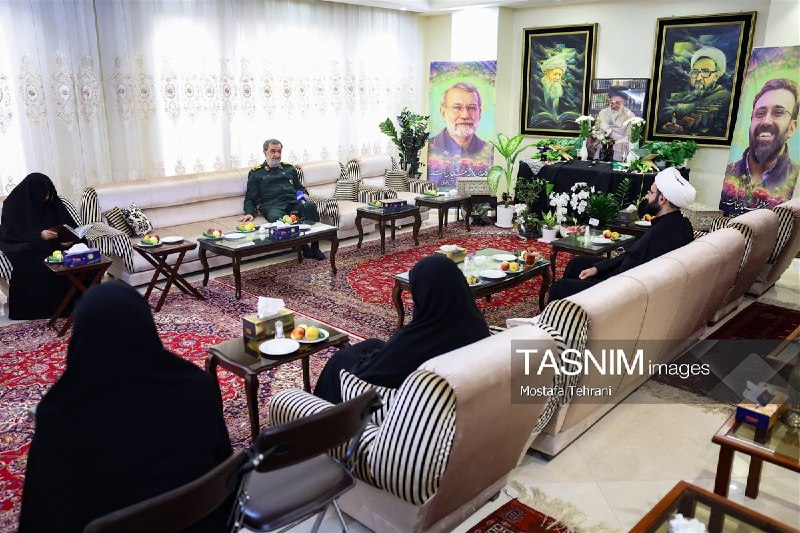 روزنامه جوان 🇮🇷: دبیر شورای عالی امنیت ملی: شهید لاریجانی شخصیتی جامعالاطراف و چندبعدی بودسرلشکر محسن رضایی در دیدار با خانواده شهید علی