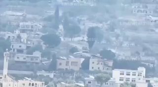 כלי רכב צבאיים ישראלים שבויים נראו מתקדמים לעיר בני חיין בדרום לבנון.