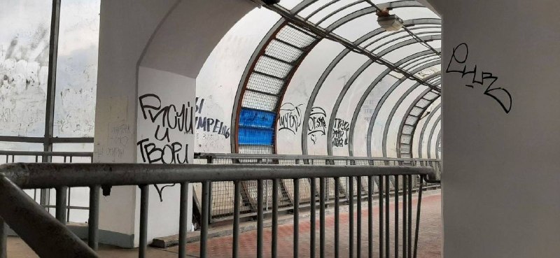 В переходе через Лихачёвское шоссе к бульвару Воздухоплавателей всё изрисовали.