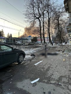 По Брянску нанесён ракетный удар. Есть погибшие и раненые, написал губернатор региона. Он сообщил о задымлении в Советском районе города и призвал местных жителей ограничить нахождение на улице и закрыть окна в помещениях.  Близкий к российским силовым стр