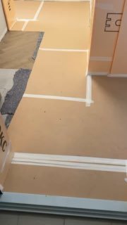 Перед сборкой корпусной мебели - правильно снять старый оргалит и ветошь, сделать клининг и постелить чистую ветошь и оргалит - а также защитить уг... - изображение 1 - оргалит, ветошь, перед