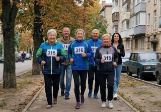 В Ижевске беговой клуб со средним возрастом 62 года готовится обойти молодых на грядущем марафоне 🏃‍♂️Как рассказывают участники команды «Италмас», возраст для них — просто цифры. Главная звезда клуба — 65-летняя медсестра Любовь Костенкова. За ее плечами 