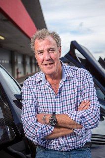У бывшего ведущего Top Gear Джереми Кларксона диагностировали рак, об этом он сам сообщил в своем шоу «Ферма Кларксона».66-летний Кларксон рассказал своим коллегам по съемкам, что узнал о своем диагнозе в мае. Он назвал форму заболевания «агрессивной», но 