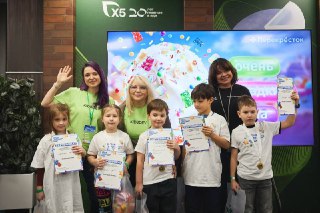 Наконец-то взрослые додумались: чтобы сделать хорошее мороженое, нужно спросить тех, кто ест его тоннами. «Перекрёсток» решил не гадать, какие вкусы мороженого зайдут, и пошёл самым логичным путем — спросил у детей.Для этого устроили воркшоп: рассказали, к